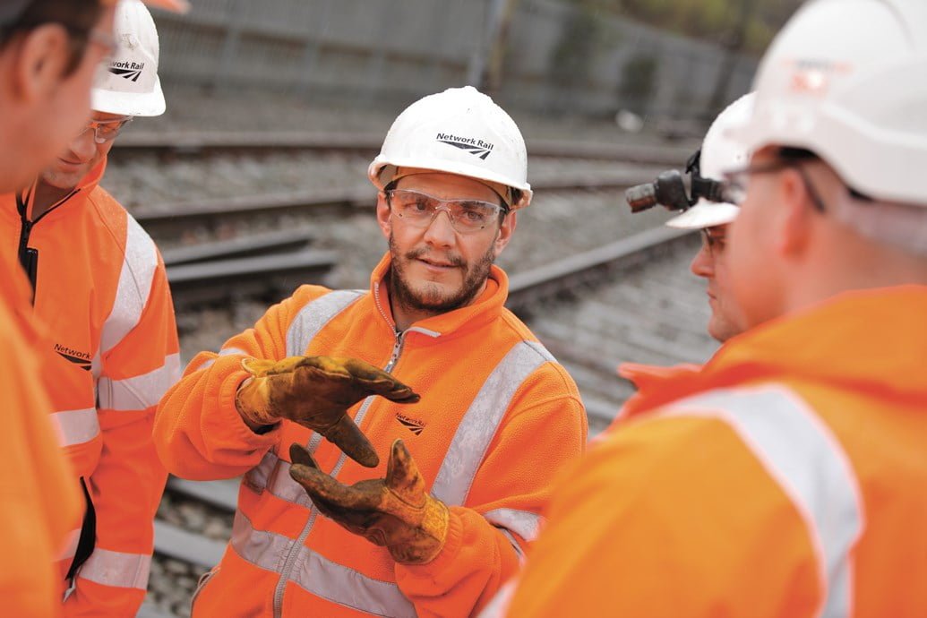 5 Network Rail employees on the tracks